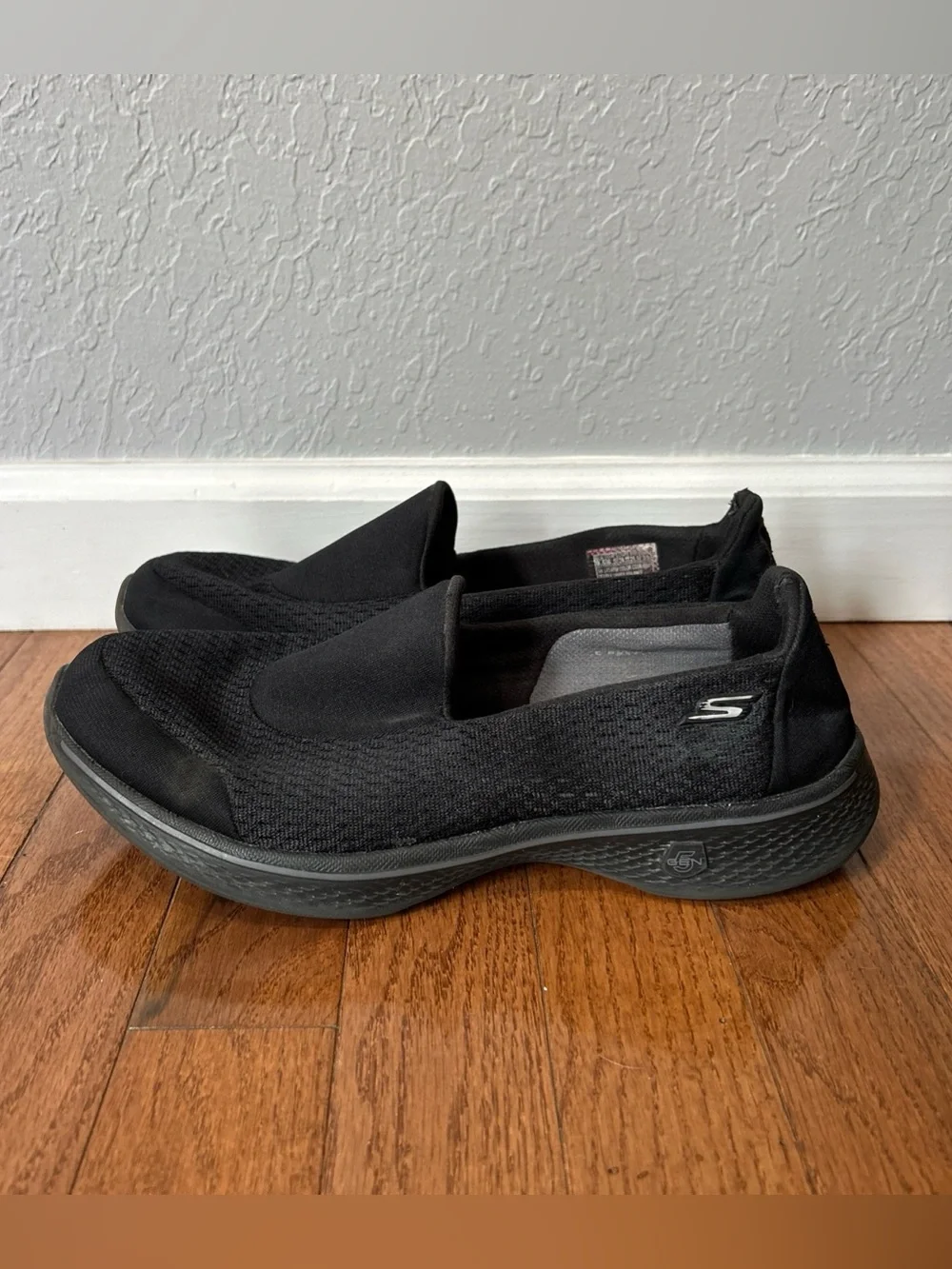 Skechers Go Walk 4 Walking Shoes Slip On Sneakers Women’s Size 9.5 Wide Black